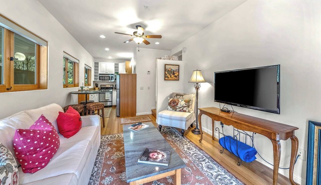 12 Oaks - A Cozy Carmel Escape | 30-days