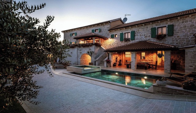 12 people, pool, whirlpool, billiards, darts, table tennis and fitness studio
