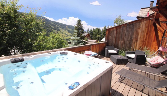 12-person chalet in Vars with private jacuzzi, cinema and view of the slopes