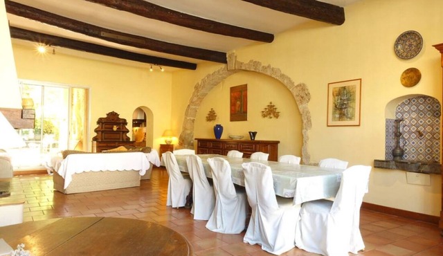 12-person house perfect for seminars/meetings and large families