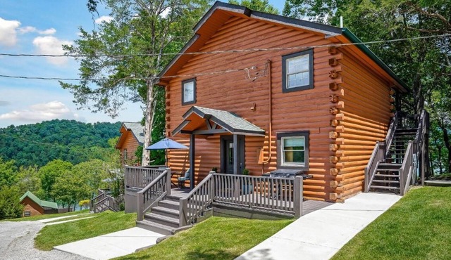 12 Person Rustling Pine Lodge 15 - 2 Floors, 3 Bedrooms, Full kitchen
