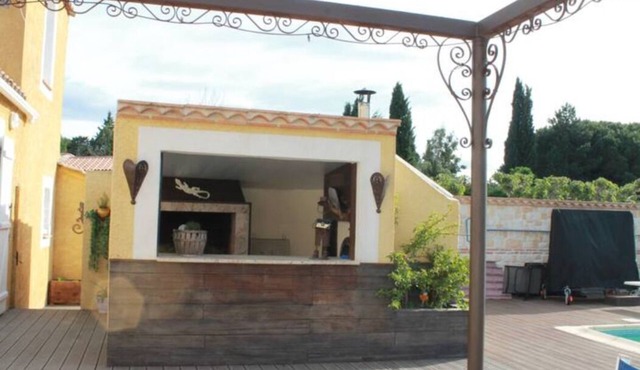 12-person villa 15 minutes from the beach