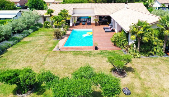 12-person villa with private pool and jacuzzi in a quiet location