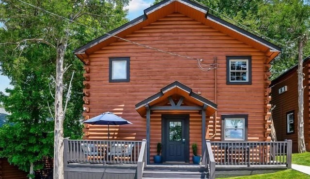 12 Person Whispering Oak Lodge 14 - 2 Floors, 3 Bedrooms, Full kitchen