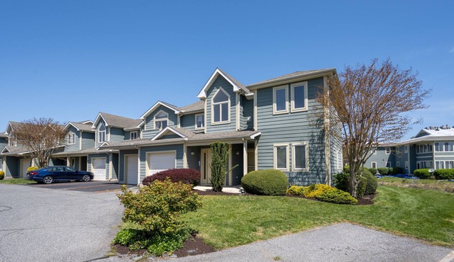 12 Pondview Lane - Condo with elevator and POND VIEWS!