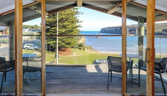 12 Rocks Beach View Loft. Central Port Campbell.