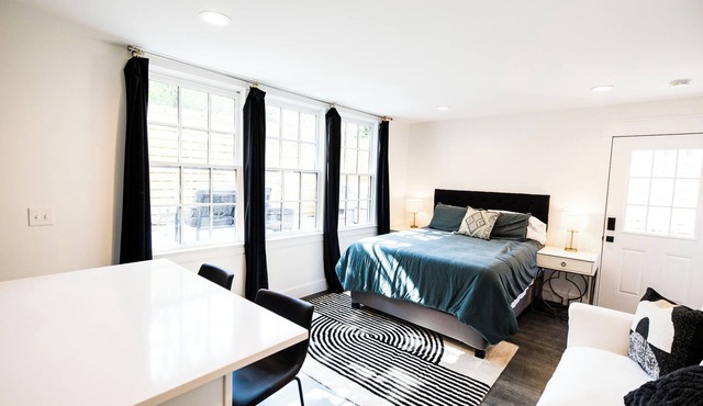 12 South Dolly-themed safe beautiful + walkable! Hot Tub! Long-Term Rental Only.