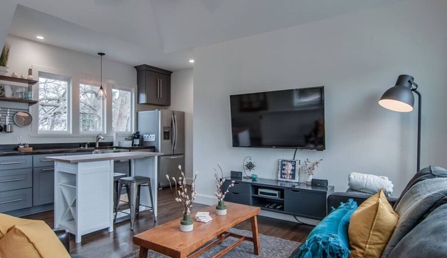 12 South Loft Walk to Coffee/Murals + King Bed