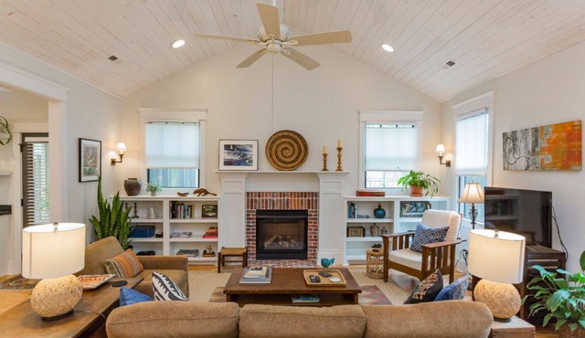 12 South luxury guest cottage offers comfort and a great location!