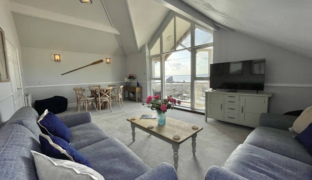 12 THURLESTONE ROCK, pet friendly, with pool in Thurlestone