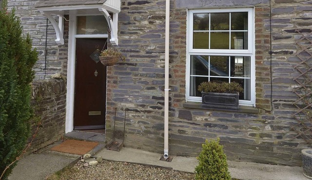 12 VICTORIA TERRACE, pet friendly, with open fire in Penygroes