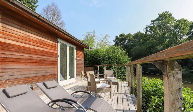 12 WATER'S EDGE, pet friendly, with hot tub in Lanreath