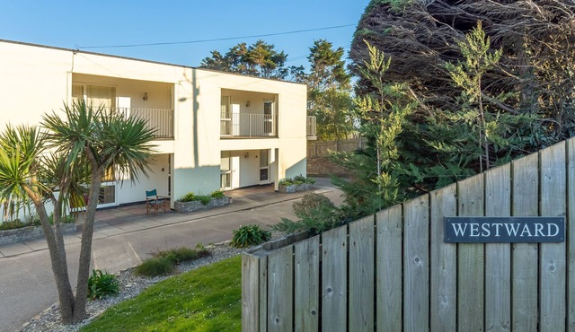 12 Westward Flats is a well presented two bedroom, first floor apartment.