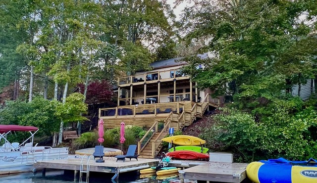 120 FT LAKEFRONT, 3 new DECK levels, HOT TUB, TRAMPOLINE, H2O TOYS, RENT PONTOON