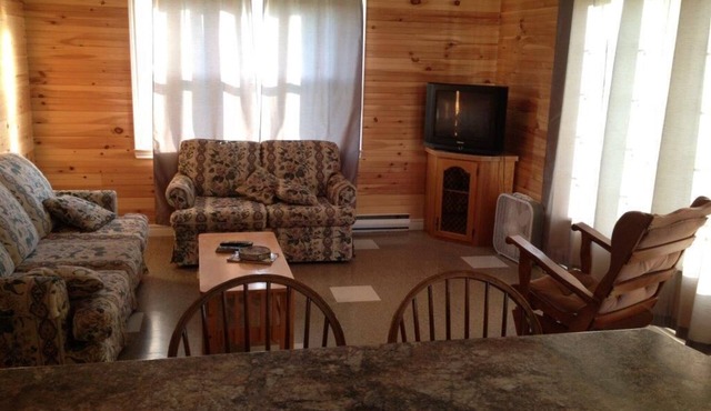 120 Two BR Cottage located on Souris River w/hot tub