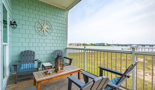 120 Waters Edge! Community pool, screen porch, easy walk to beach, 2 blocks from Center St.
