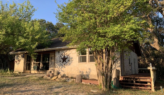 1200 s/f country guest house 7 minutes to historic Main St. in Boerne!