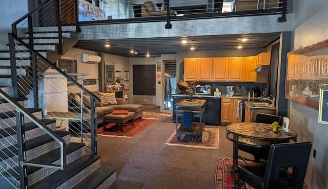 1200 sq/ft loft home. huge deck. Private jacuzzi.