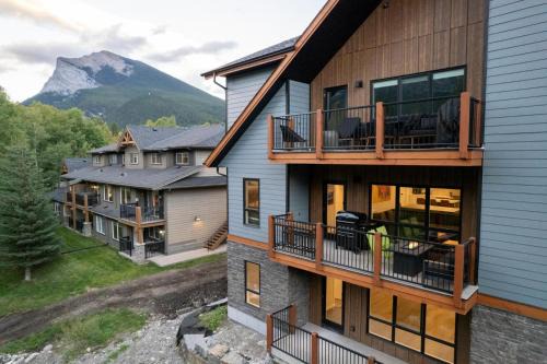 1200 sq2 unit with 3 Br 2 Ba and 7 Beds, Pool, Hot Tub and Firepit