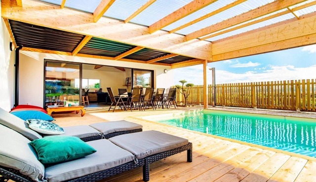 1201 - Family home for 15 people with swimming pool.