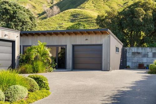 120m to Wainui Beach - Modern Coastal Unit