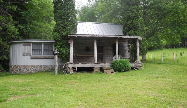 120Yr Old Cabin Great for couple/family, 15 min from Boone, center of 200 acres!