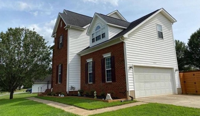 122) Massive 3 bedroom home with fenced yard!