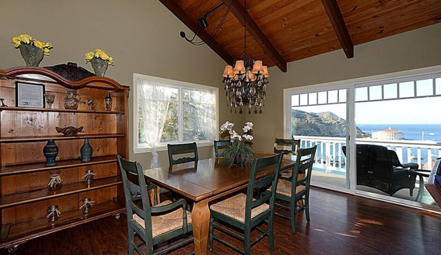 123UT Upper: Hillside Chalet with Breathtaking Harbor View, WiFi