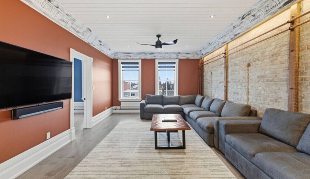 124 Hurontario Unit 2