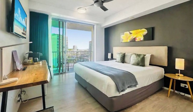 '124' Top Floor Esplanade Hotel-Style Room - Balcony Pool Gym WiFi