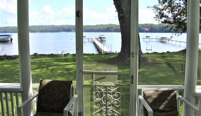 125 Ft of Lake Frontage - 5 Bedrooms, 2 Bathrooms