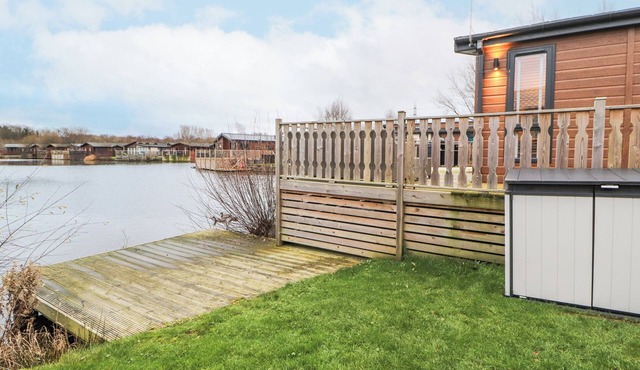 12A LAKE ESCAPE, pet friendly, with a garden in Carnforth