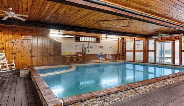 12BR Villa Near Mount Snow Sleeps 32 Hot Tub & Indoor Pool