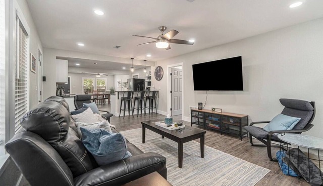 12m to Belton Outdoor dining Long Stays welcome Huge fully stocked kitchen Master Suite On-site laundry Utilities included Fuller furnished Natural light Block out shades
