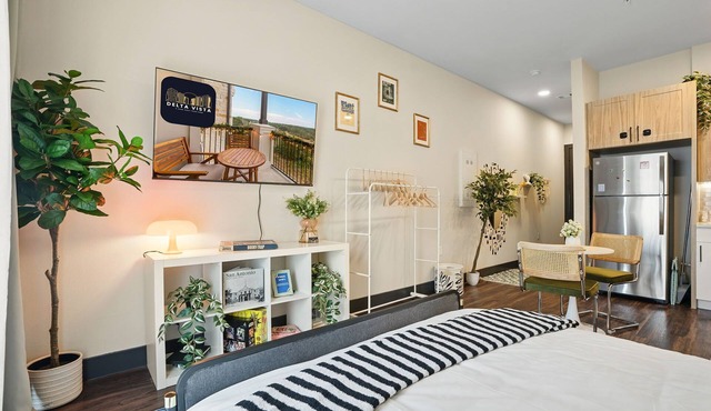 12min Downtown | 6min Domain | Pool + Free Parking