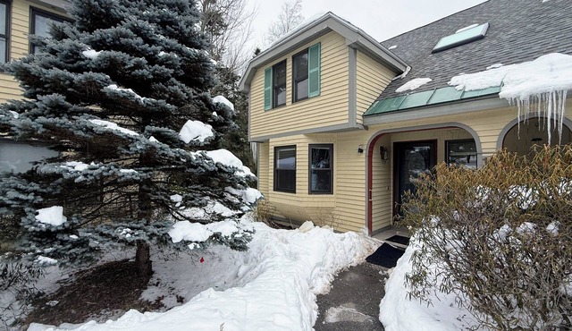 12MV Townhome in historic Maplewood Village; pool, hot tub, gym