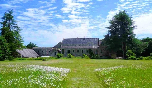 12th-century abbey, private heated swimming pool. Events welcome.