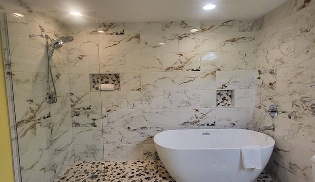 12th Fl.Remodel 2021, East Wrap Ard View, 2br, Slps7; NEW one vrbo.com/2380847