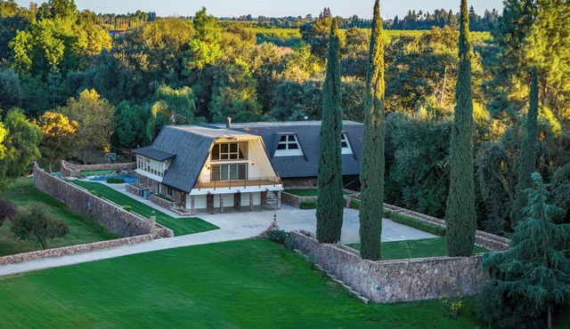 13-Acre Pvt Estate Heated Pool, Pickleball, Games, Sleeps 20+