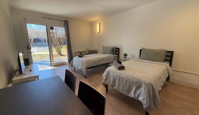 [13] ATX Studio: 2 Twins, Access to Gym & Laundry
