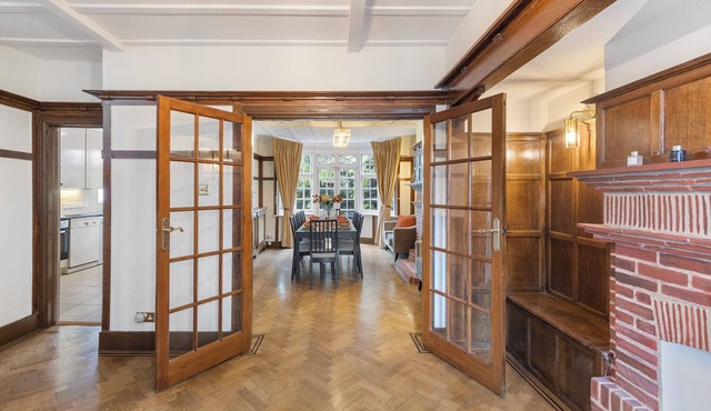 13-Bed London Gem, Opposite Tube perfect for groups and families