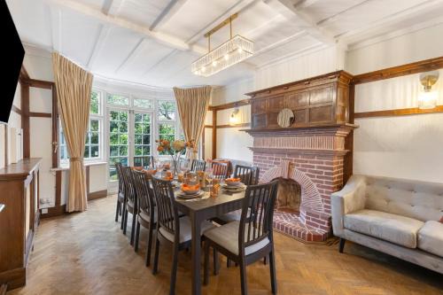 13-Bed London Gem, Opposite Tube Station less than 1 min walk