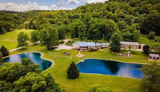 13-Bedroom Family-Friendly Lodge. Quiet. Spacious. 2 Ponds. Pet-free.