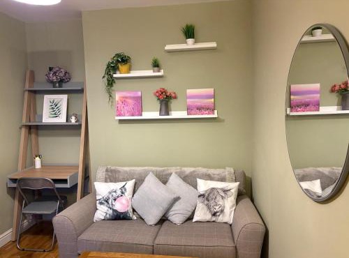 13 Chute Street central with free parking for one vehicle