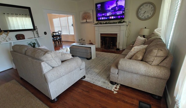 13. King bed, sleeps 22, historic 5-bedroom house in Albertville with WiFi, AC