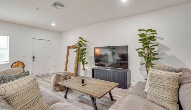 13 Mi to Beaches: Pet-Friendly Condo in Palmetto!