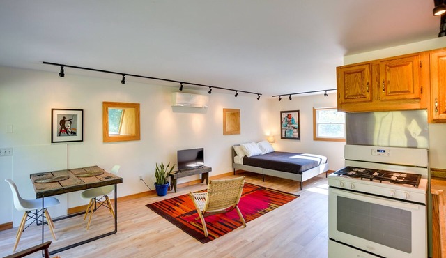 13 Mi to Catamount Mountain Resort: Studio w/Deck