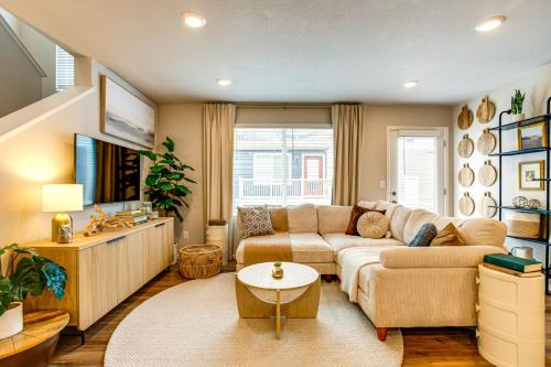 13 Mi to Dtwn Denver: Spacious Home w/Balcony!