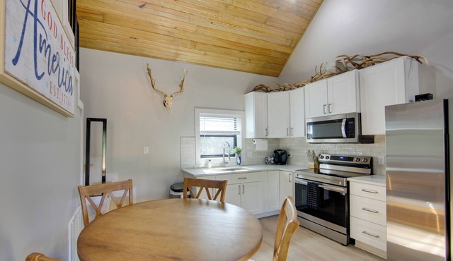 13 Mi to Dtwn Palestine: Modern Cabin w/Fire Pit