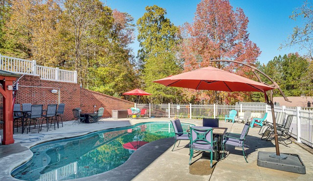 13 Mi to Helen: Group Getaway w/Private Hot Tub